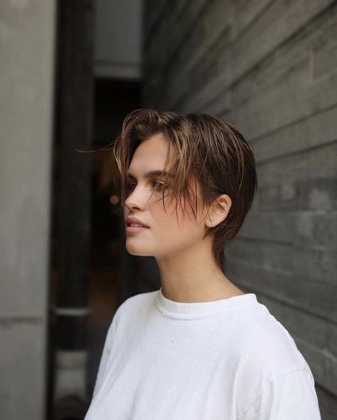 2024 Tomboy Haircuts for Women: Short, Korean, Long, Curly Styles" Masculine Haircut For Women, Queer Haircut, Lesbian Hair, Lesbian Haircut, Non Binary Haircuts, Queer Hair, Tomboy Haircut, Androgynous Haircut, Curly Styles