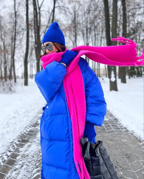 Blue Puffy Jacket Outfit, Blue Puffer Jacket Outfit, Puffy Jacket Outfit, Style In Winter, Handmade Wool Scarf, Puffer Outfit, Kate Moss Street Style, Colourful Fashion, Puffer Jacket Outfit