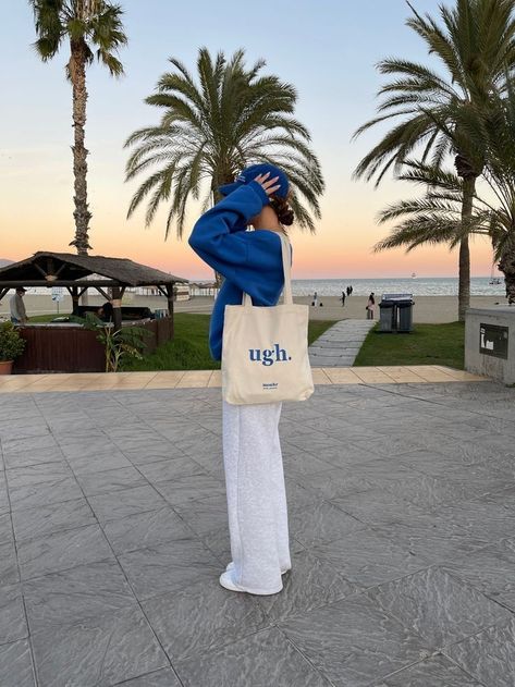 Tote Bag Outfit, Ootd Poses, Fits Ideas, Lifestyle Photoshoot, Streetwear Fits, Bag Outfit, Photography Posing Guide, Fashion Tote Bag, Basic Fits