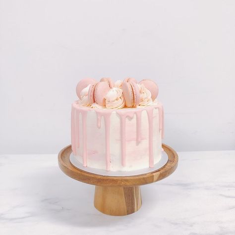 Macaroon Drip Cake Birthday, Pink Cake Macarons, Classic Macarons, White Macaron, Cake Piece, Macarons Cake, Half Birthday Cakes, Pink Macarons, Macaron Cake