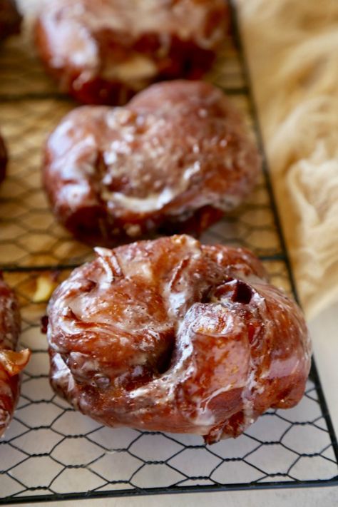 Now you can make these cinnamon apple Donut Shop Apple Fritters at home! They taste just like the ones you buy but better since they are homemade! Pagan Food, Apple Donut, Cherry Hand Pies, Strawberry Cheesecake Bars, Apple Donuts, Apple Fritter, Mini Bundt Cakes, Fritter Recipes, Homemade Donuts