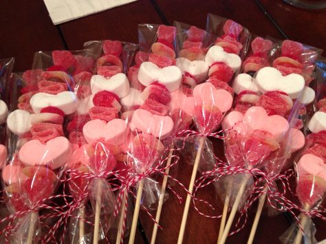 Candy kabobs I made for Valentine's Day. Candy Kabobs Valentines, Cake Decorating Tips For Beginners, Valentines Grams, 27 Cake, Valentine Candy Grams, School Party Snacks, Candy Kabobs, Candy Grams, Valentine Baskets