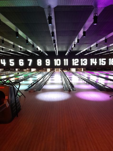 Les Lights, Indoor Bowling Alley, Bowling Ideas, Alley Ideas, Bowling Pictures, Duck Pin, Bowling Center, Interior Deisgn, Vintage Bowling