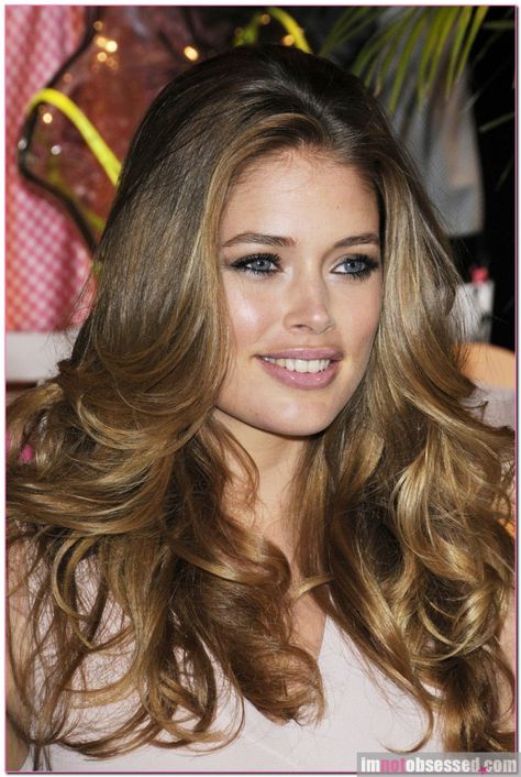 Doutzen Kroes Butterscotch Hair, Victoria Secret Hair, Pale Skin Hair Color, Hair Color Formulas, Hair Color Highlights, Brown Blonde Hair, Hair And Beauty, Long Hairstyles, Blonde Color