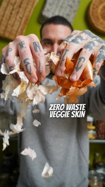 Alessandro | Urbanfarmer | Zerowaste on Instagram: "Next time you grow or buy organic onions, don’t throw away the skins but use them to make this zero waste condiment which is absolutely delicious! tip - when you use the oven to cook something, use the left over heat (oven off) to dry your onion and garlic skins. Just simply keep the door shut and let them dry. ONION & GARLIC PEEL POWDER 🧅🧄 •onion peel •garlic peel •salt •pepper •paprika powder •chilly powder •optional flavours example: Garlic Peel Powder, Drying Garlic, Onion Peel, Storing Onions, Vegan Staples, Plant Based Cookbook, Senior Center, Vegan Meal Plans, Homemade Seasonings