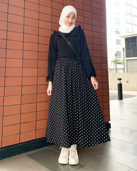 Rok Polkadot, Haircut Selfie, Photo Hijab, Estilo Hijab, Polka Dots Outfit, Cute Hairstyle, Muslim Outfits Casual, Muslim Fashion Hijab Outfits, Hijabi Fashion Casual