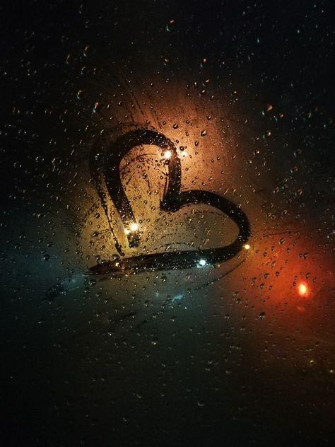 Heart On Window Rain, Love Asethics, Love Aethstetic, Grunge Love Aesthetic, Pluviophile Aesthetic, Dark Light Aesthetic, Rainy Love, Cool Wallpapers For Your Phone, Aesthetic Highlight Covers Instagram Pink