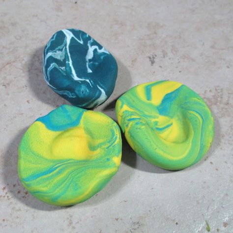 For the love of : Easy Peasy Polymer Clay Worry Stone Tutorial Homemade Fidget Toys, Calm Down Kit, Worried Kids, Sensory Art, Thumb Prints, How To Make Clay, Art Therapy Activities, Stones Diy, Holiday Crafts For Kids