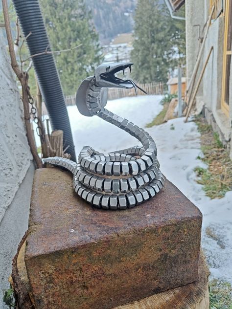 Snake Sculpture, Scrap Metal Sculpture, Home Decor Industrial, Chainsaw Sculpture, Car Parts Decor, Chain Art, Upcycled Home, Fabrication Work, Metal Snake