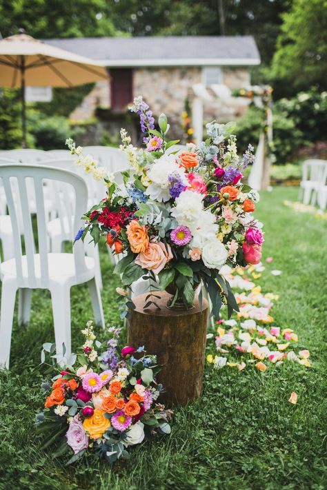 Colorful Flower Arrangement on Rustic Tree Stump and White Backyard Chairs White Backyard, Colorful Flowers Arrangements, English Garden Wedding, Colorful Wedding Flowers, Laid Back Wedding, Secret Garden Wedding, Garden Decor Diy, Garden Party Wedding, Wedding Aesthetic