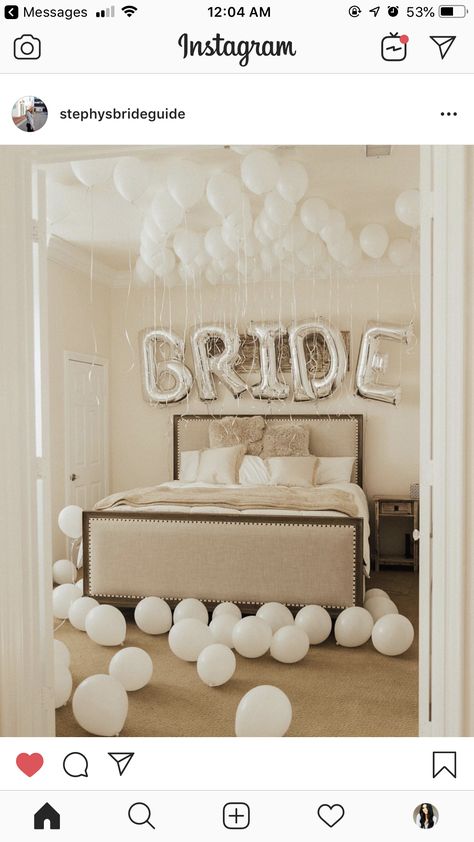 Bride Bed Decoration, Bachelorette Party Hotel Room Decor, Bachelorette Party Bedroom Decor, Brides Room Decor, Last Single Soiree, Bach Cake Ideas, Bride Bachelorette Decorations, All White Bachelorette Party Decor, Bachlorette Party Ideas Aesthetic