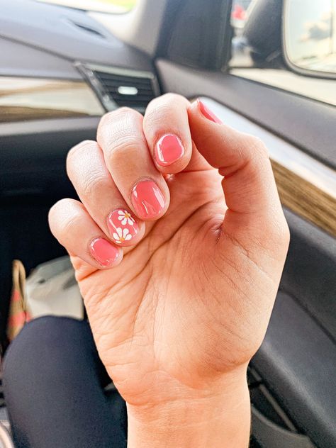 Super Short Spring Nails, Short Gel Nails Summer Pink, Short Shellac Nails Summer, Daisy Accent Nail, Gel Manicure Summer, Shellac Nails Summer, Round Nail Designs, Short Round Nails, Accent Nail Designs