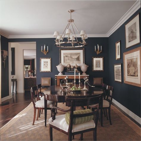 Dark Blue Dining Room, Blue Dining Room Walls, Dining Room Navy, Dark Dining Room, Reka Bentuk Dalaman, Hiasan Dalaman Rumah, Dining Room Paint Colors, Putz House, Mary Mcdonald