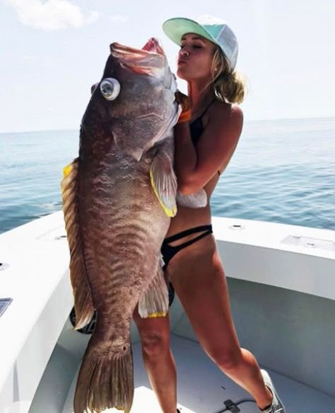 Ladies Fishing, Fishing Girl, Girls Fishing, Giant Fish, Fishing Pictures, Catch Of The Day, Bass Boat, Fishing Stuff, Elegant Girl