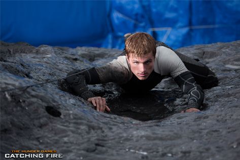 New #CatchingFire Behind the Scenes Stills. #JoshHutcherson as #Peeta: http://www.panempropaganda.com/movie-countdown/2014/3/8/four-new-catching-fire-behind-the-scenes-stills.html/ Hunger Games Josh Hutcherson, Josh Hutcherson Pfp, Fire Bts, Hunger Games Fandom, Finnick Odair, Katniss And Peeta, Hunger Games Series, Peeta Mellark, Hunger Games Trilogy