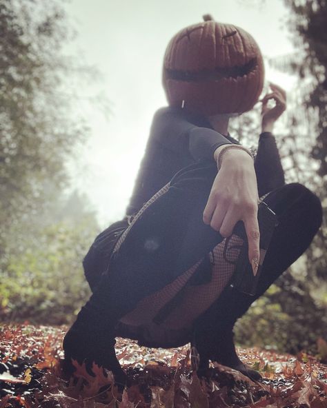 Pumpkin Head Photoshoot Outfit, Poses With Pumpkins, Halloween Boudier Pics Pumpkin, Fall Birthday Shoot, Pumpkin Head Photoshoot Solo, Pumpkin Head Poses, Halloween Core Aesthetic, Spooky Poses, Pumpkin Oc