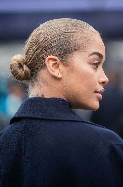 Von sleek bis lockig, das sind die schönsten Dutt-Variationen. #hair #chignon #dutt #voguegermany #beauty Hair Chignon, Euphoria Makeup, Sleek Hair, Short Hairdos, Sleek Hairstyles, Easy Hairstyles, Sleek, Hair Styles, Makeup