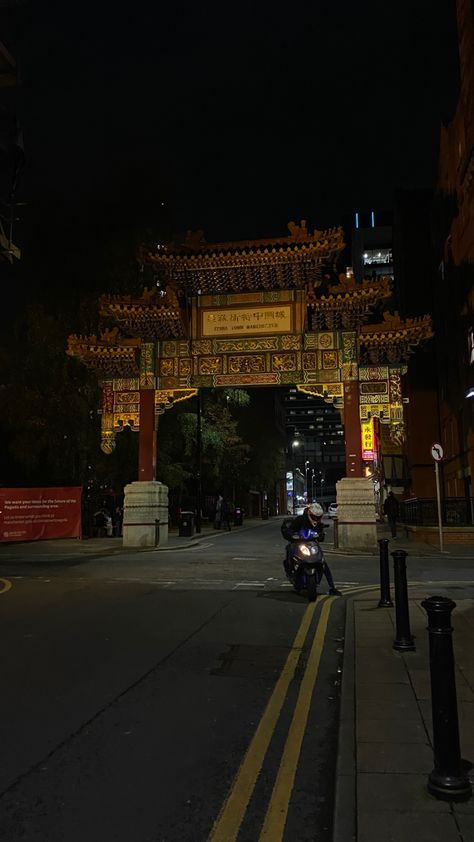 Manchester Night Aesthetic, Head Aesthetic, City Aesthetic Night, Photography Scenery, Night Time Photography, Catch Flights, Uni Room, China Town, Night Couple