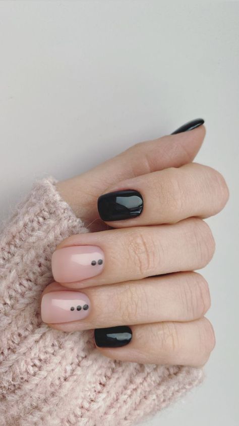 Black Manicure Short, Black And Nude Nails, Beige Nails Design, Black Gel Nails, Summer Gel Nails, Short Gel Nails, Subtle Nails, Beige Nails, Pearl Nails