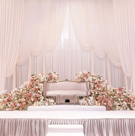 Pelamin English Style, Pelamin Minimalist Dewan, Pelamin Kahwin Dewan, Pastel Pelamin, Pelamin Dewan Mewah, Wedding Dais Pelamin, Backdrop Ideas For Wedding, Pelamin Idea, Wedding Pelamin