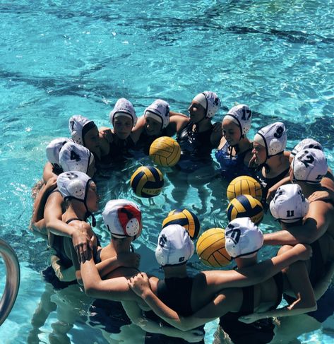 Waterpolo Aesthetic, Water Polo Aesthetic, Water Polo Girls, Women's Water Polo, Water Polo Players, Swimming Jokes, Swimmers Life, Ball Aesthetic, Swim Life