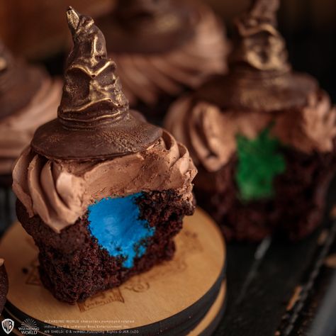 Sorting Hat Cupcakes, Harry Potter Desserts, Harry Potter Snacks, Harry Potter Movie Night, Hat Cupcakes, Harry Potter Cupcakes, Harry Potter Theme Birthday, Harry Potter Sorting, Harry Potter Sorting Hat