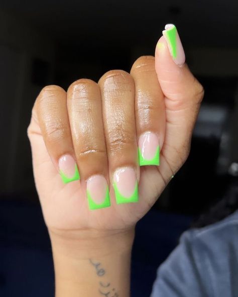 Short White And Green Nails, Green Shorties Nails, Back To School Nails Green, Shorties Nails Green, Medium Green Nails, Green Nails Acrylic Short, Green Acrylic Nails Short, Short Nail Sets Acrylic, Short Acrylic Nails Green