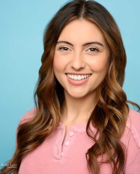 In October we wear pink 💕 @danielleeandrade is all smiles this Monday!! Swipe for another look➡️ #headshots #new #look #comment #below #favorite #smile #photography #photoshoot #kobeleviphotography #love Colorful Headshots, Headshots Photography, Headshots Women, Headshot Poses, Airbnb Promotion, Actor Headshots, Branding Session, Professional Profile, Smile Photography