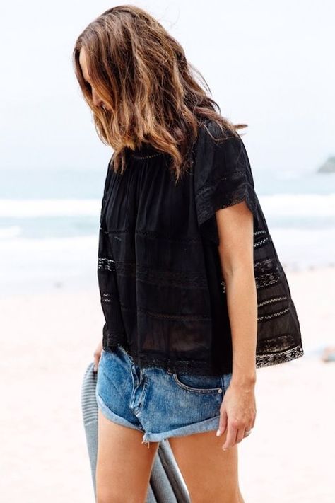 This Australian Blogger Masters An Easy Summer Look Simple Summer Style, Lace Trim Blouse, Estilo Denim, Bohol, Mode Chic, Stil Inspiration, Cut Off Jeans, Carrie Bradshaw, Inspiration Mode