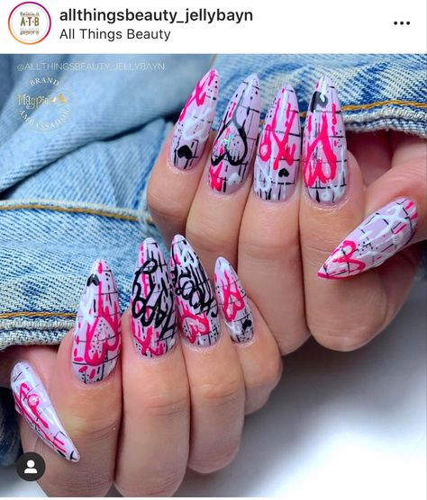 Nail Art Coffin Shape, Easy Cute Nail Art, Nail Art Coffin, Barbie Nail, Nails Barbie, Halloween Nail Art Tutorial, Graffiti Nails, Sports Nails, Black Halloween Nails