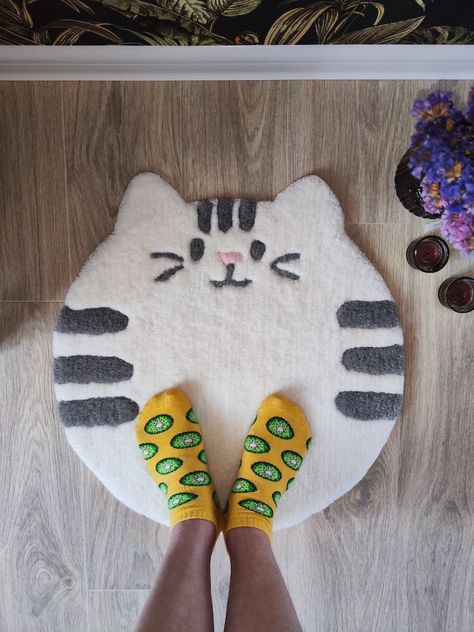 Tufted small round rug with a cool cat design. Let this cute, fluffy, white carpet kitten bring joy and comfort to your home.  DIMENSIONS: ✅ Diameter 53 cm ✅Thickness: 1 cm  MATERIALS: ✅Hypoallergenic acrylic threads ✅Base fabric for carpets ✅Glued with strong special glue  Stay up to date with new products and discounts - subscribe to my store! Carpet Glue, Cat Rug, Rug Round, Bedside Rug, Custom Nursery, Circle Rug, Bedroom Kids, Rug White, Carpet Cleaner