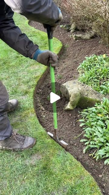 Alexander’s gardening on Instagram: "Love a deep & defined looking lawn edge 👌🏼🤩 🌱  #lawnedging #lawnedges #edges #lawncare #lawnmaintenance #gardener #therapeutic #calm #winter #gardeninguk #instagarden #satisfying #gardenservices #surrey" Garden Lawn Edging, Lawn Borders, Front Yard Plants, Flower Bed Edging, Front Lawn Landscaping, Lawn Edger, Side Yard Landscaping, Flower Bed Designs, Landscaping Simple