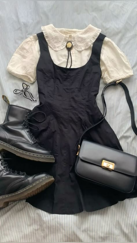 Peter Pan Dress Outfit, Collared Dress Aesthetic, Violet Baudelaire Inspired Outfits, Pinafore Dress Black, Black Peter Pan Collar Dress, Peter Pan Aesthetic Outfit, Peter Pan Collar Dress Outfit, Doc Martens Dress Outfits, Black Pinafore Dress Outfit