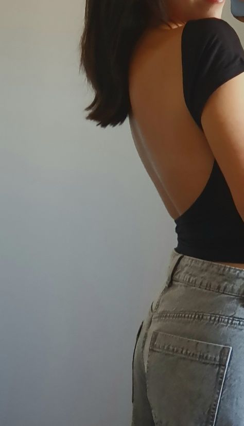 Backless Top Photo Ideas, Backless Pose Ideas, Backless Top Poses, Best Friend Insta Captions, Backless Top Outfit, Backless Outfits, Tiktok Affiliate, Backless Shirt, Sweats Outfit