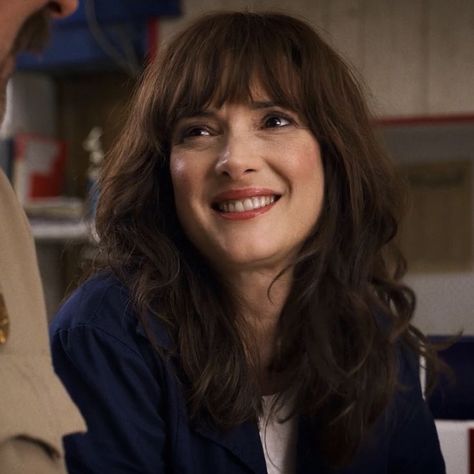 joyce byers Winona Stranger Things, Joyce Stranger Things, Grey's Anatomy Doctors, Winona Forever, Joyce Byers, Black Color Hairstyles, Color Hairstyles, Pigtail Braids, Stranger Things Characters