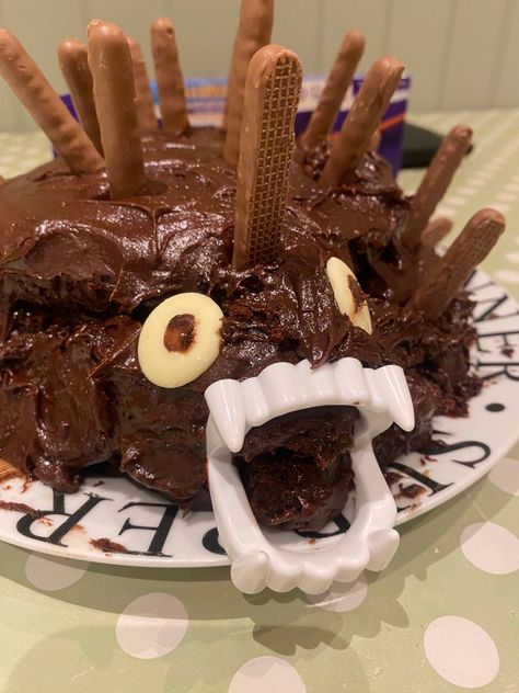 Its perfection, shitty af hedgehog cake Cursed Hedgehog, Weird Cakes, Cakes Gone Wrong, Ugly Cakes, Hedgehog Cake, Funny Hedgehog, Cake Fails, Dream Cake, Birthday Cakes