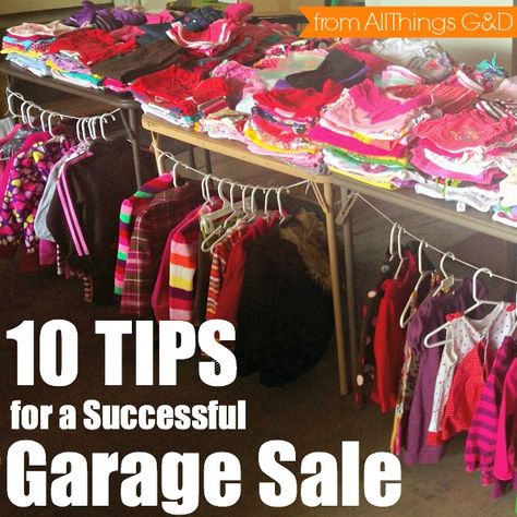 10 Tips for a Successful Garage Sale {from All Things G&D} #allthingsgd Carboot Sale Display Ideas, Yard Sale Fundraiser, Organization Things, Successful Garage Sale, Yard Sale Hacks, Yard Sale Organization, Garage Sale Organization, Garage Sale Tips, Car Boot Sale