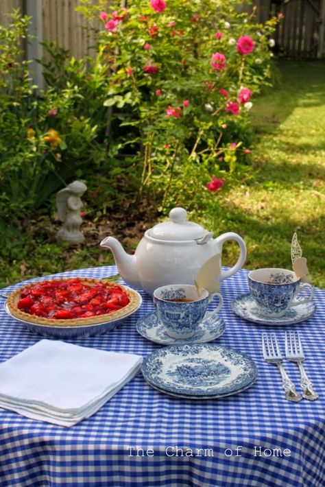 Tea In The Garden, Chocolate Caliente, Strawberry Pie, Tea Party Garden, Think Food, English Tea, Tea Garden, My Cup Of Tea, Tea Service