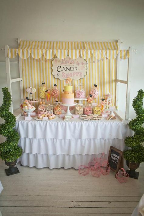 mesa de postres Buffet Party, Bar A Bonbon, Candy Station, Candy Sweet, Candyland Party, Candy Theme, Party Table Cloth, Birthday Party Planning, Festa Party