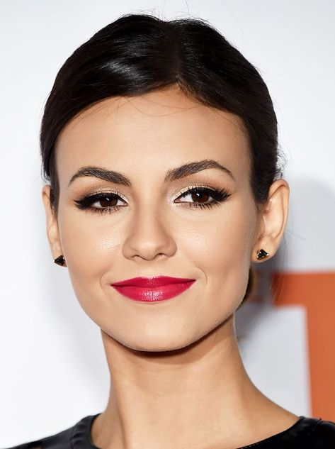 Victoria Justice's bold eyes, red lips, and glowing complexion Celebrity Lips, Raspberry Lipstick, Raspberry Lips, Prom Inspiration, Neutral Eyes, Red Lip Makeup, Bold Eyes, Beauty Make-up, Raspberry Red