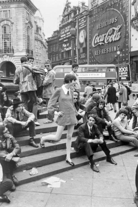 Technology Architecture, 1960s London, Swinging London, Mode Retro, Carnaby Street, Piccadilly Circus, Swinging Sixties, 사진 촬영 포즈, Retro Mode