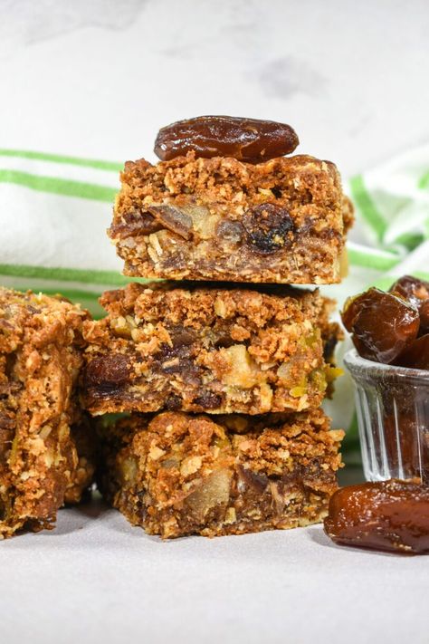 An easy apple date bars recipe. Featuring wholesome ingredients like rolled oats, raisins, walnuts, and pitted dates, these homemade date squares make a satisfying autumn treat. The best date bars recipe! Homemade Date Bars, Bars With Dates Healthy Snacks, Date Bars Recipe Healthy, Dates Oats Bars, Date Squares Recipe Ricardo, Date Bars Recipe, Recipe With Oats, Traybake Recipes, Bars Recipes Healthy