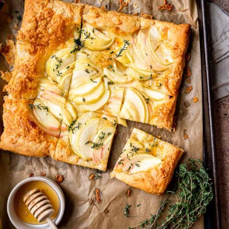 5 Ingredient Apple and White Cheddar Tart - Tasting With Tina Pizza Flatbread, Apple Cheddar, Bread Pull Apart Recipes, Pastry Appetizer, Holiday Appetizers Easy, Holiday Appetizers Recipes, Crostini Recipes, Hot Appetizers, Deck Party