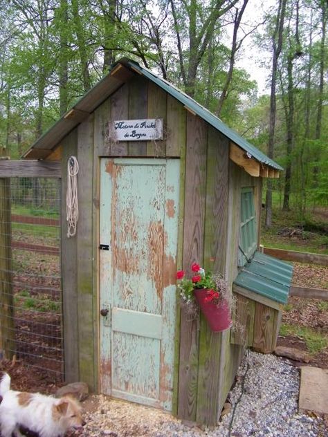 Maison de Poulet de Bayou. Built entirely from scrap building materials. Cute. Cute Chicken Coops, Out Houses, Chicken Pen, Chicken Coup, Coop Design, Chicken Coop Designs, Coop Plans, Building A Chicken Coop, Chicken Coop Plans