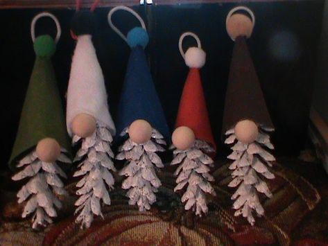 Pine Cone Christmas Gnomes, Ornaments With Pine Cones, Cone Gnomes, Christmas Carols Lyrics, Cone Ornaments, Ornaments Painted, Xmas Projects, Bleach Water, Pinecone Crafts