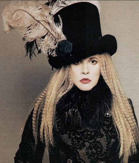 stevie-nicks-1970-top-hat-photo Stevie Nicks Outfits, Stevie Nicks Images, Stevie Nicks Costume, Stevie Nick, Stevie Nicks Concert, Top Hats For Women, She Is So Beautiful, Buckingham Nicks, Stevie Nicks Style