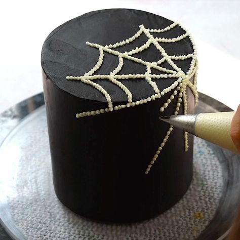 Halloween Cake Design, Cute Halloween Cakes, Spider Web Cake, Spider Cake, Spiderman Birthday Cake, Halloween Cake Decorating, Big Spiders, Birthday Quotes For Me, Spiderman Birthday