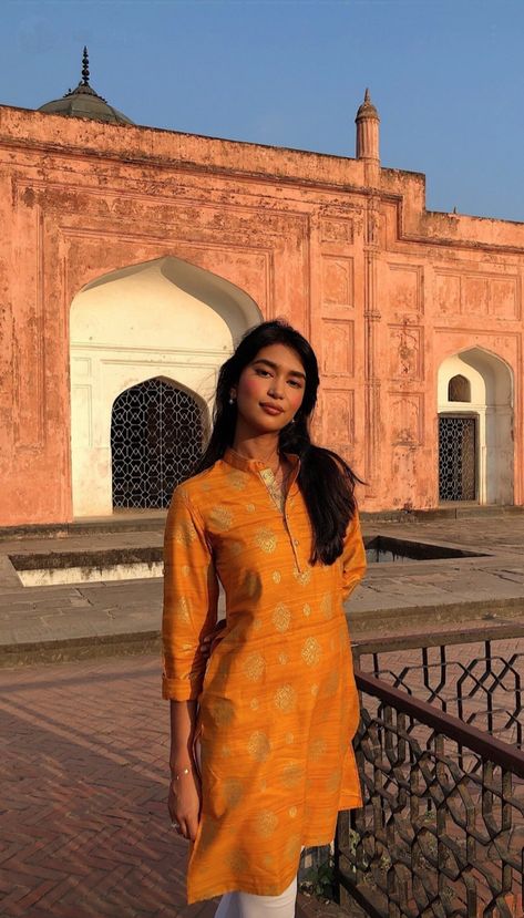 Asian Aesthetic Girl, Mishti Rahman, Aesthetic Indian, Pakistani Aesthetic, South Asian Aesthetic, Desi Clothes, Traditional Indian Outfits, Indian Aesthetic, Asian Outfits