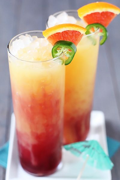 spicy tequila sunrise Tequila Sunrise Recipe, Tequila Sunrise Cocktail, Sunrise Cocktail, Cocktail Fruit, Alcohol Beverages, Beverage Recipes, Tequila Sunrise, Milk Shakes, Delicious Drinks