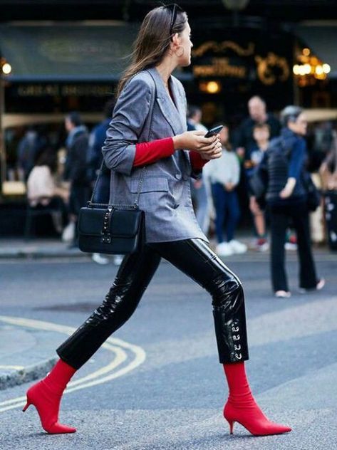 If you're wondering how to wear sock boots, this is the cutest sock boot outfit! Sock Boots Outfit, Outfits Leggins, Kitten Heel Boots, London Fashion Week Street Style, London Fashion Weeks, Shoes Heels Classy, Heels Classy, Trending Boots, Winter Stil